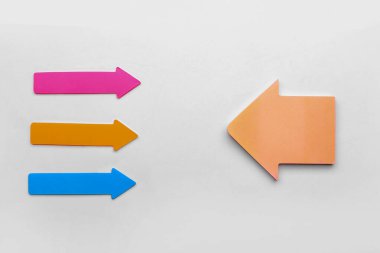 Yapışkan notlar oka dönüştürüldü. İş hayatında mı yoksa iş hayatında mı konsept kullanmalıyım?