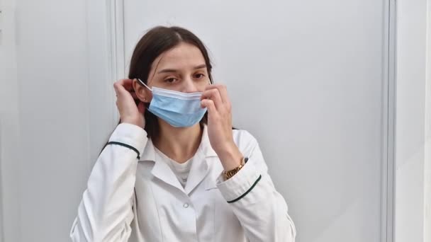 Hastalıkların Korunması Için Tıbbi Maske Takan Kendine Güvenen Kadın Sağlık — Stok video