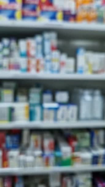 Homályos Kilátás Gyógyszertárra Feltöltött Polcokra Egészségügyi Kozmetikai Ipar Kitelepített Háttér — Stock videók