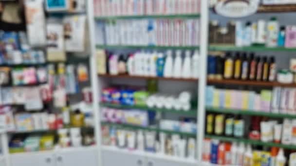 药店货架的视线模糊不清 保健和化妆品行业的背景资料分散 — 图库视频影像