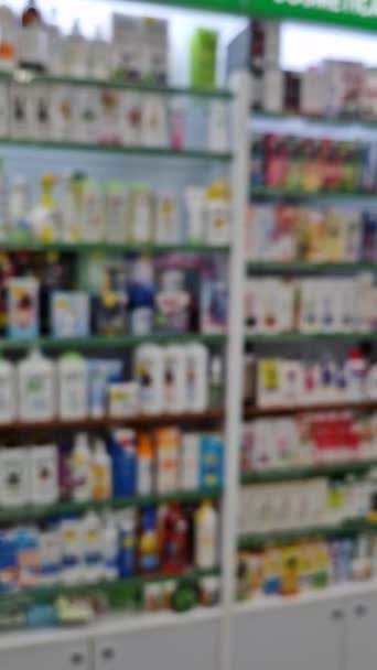 Homályos Kilátás Gyógyszertárra Feltöltött Polcokra Egészségügyi Kozmetikai Ipar Kitelepített Háttér — Stock videók