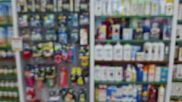 药店货架的视线模糊不清 保健和化妆品行业的背景资料分散 — 图库视频影像