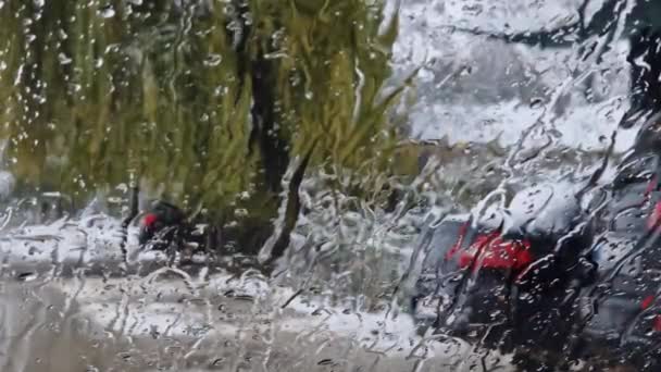 Λιωμένο Χιόνι Και Σταγόνες Βροχής Στο Παρμπρίζ Ενός Αυτοκινήτου Θολή — Αρχείο Βίντεο