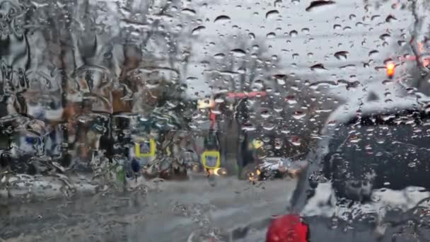Erimiş Kar Yağmur Damlaları Arabanın Camına Düşer Açık Hava Bulanık — Stok video