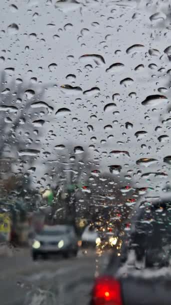 Roztopiony Śnieg Krople Deszczu Przedniej Szybie Samochodu Zamazany Widok Zewnątrz — Wideo stockowe