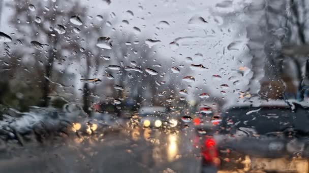 Neve Sciolta Gocce Pioggia Sul Parabrezza Auto Vista Esterna Offuscata — Video Stock