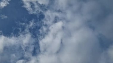 Mavi arkaplanda hızlı hareket eden bulutlar. Bulutlu zaman çizelgesi