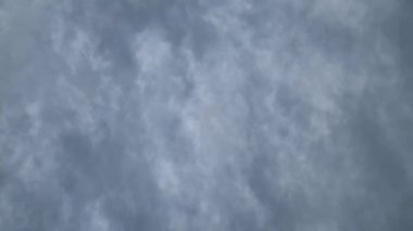 Hızlı hareket eden yağmur bulutlarıyla bulutlu zaman arkaplanı