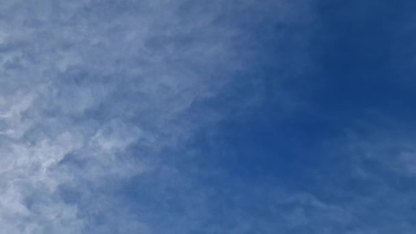 Fondo Cielo Azul Con Nubes Blancas Brumosas Movimiento Tiempo Nubosidad — Vídeos de Stock