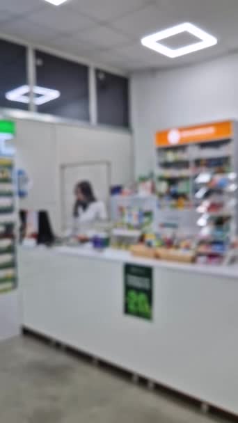 Homályos Kilátás Gyógyszertárban Női Gyógyszerész Munkahelyen Körül Zsúfolt Polcok Gyógyszerrel — Stock videók