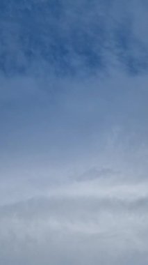 Mavi gökyüzünde hareket eden bulutlar zaman ayarlı