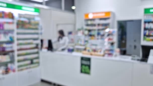 Vue Floue Intérieur Pharmacie Avec Une Pharmacienne Sur Lieu Travail — Video