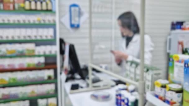Vue Floue Intérieur Pharmacie Avec Une Pharmacienne Sur Lieu Travail — Video