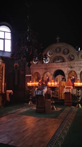 Pohled Křesťanské Ortodoxní Církve Během Bohoslužby Knězem Modlí Před Oltářem — Stock video