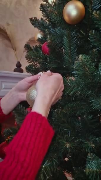 Noel Ağacını Süsleyen Kadın Elleri Şöminenin Önündeki Dalda Altın Bir — Stok video