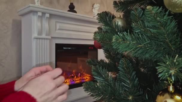 Großaufnahme Frau Hände Schmücken Den Weihnachtsbaum Als Hängt Eine Rote — Stockvideo