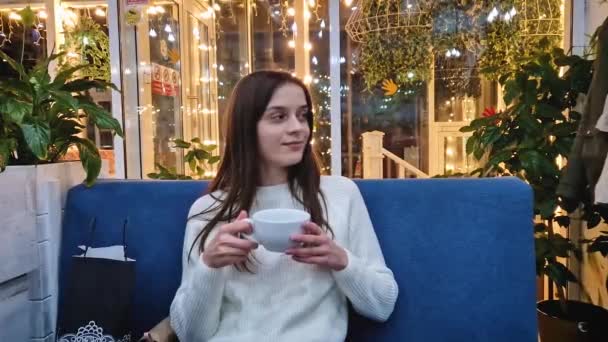 Ξέγνοιαστη Νεαρή Γυναίκα Απολαμβάνει Ένα Φλιτζάνι Τσάι Ενώ Χαλαρώνει Εσωτερικούς — Αρχείο Βίντεο
