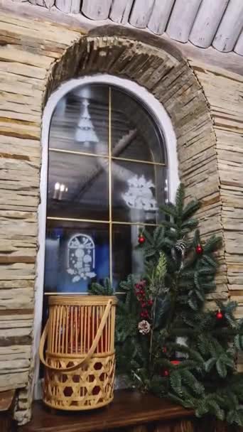 Ungheni Moldova Dezember 2023 Tannenzweige Als Weihnachtsschmuck Auf Der Fensterbank — Stockvideo