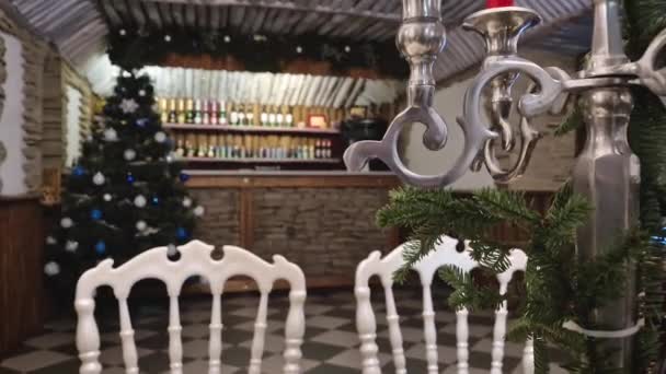 ウィンターホリデーの宴会のために飾られた部屋が付いているクリスマスのお祝いの饗宴のための2023美しいローカル — ストック動画