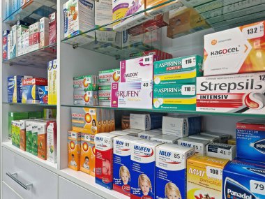 UNGHENI, MOLDOVA - 20 ARALIK 2023 Eczane manzarası gribe karşı ilaçlarla dolu. Soğuk mevsim sağlık ürünleri ve ilaç