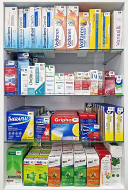 UNGHENI, MOLDOVA - 20 ARALIK 2023 Eczane manzarası gribe karşı ilaçlarla dolu. Soğuk mevsim sağlık ürünleri ve ilaç