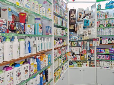 UNGHENI, MOLDOVA - 17 Aralık 2023 Sağlık ürünleri, kozmetik ve ilaç ile dolu eczanelere bakış