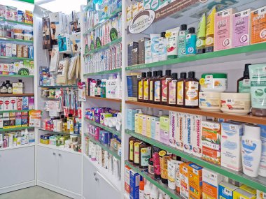 UNGHENI, MOLDOVA - 17 Aralık 2023 Sağlık ürünleri, kozmetik ve ilaç dolu eczanelere bakış