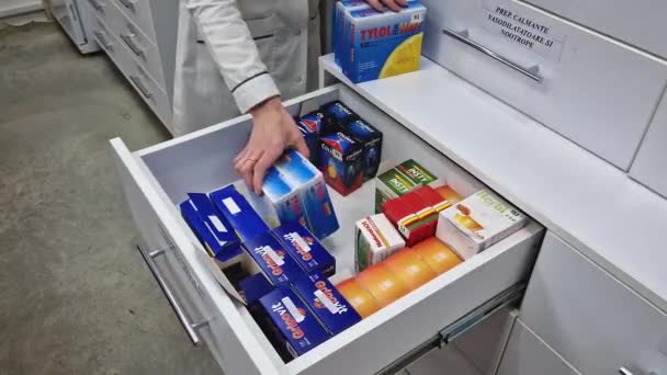 Ungheni Moldova Styczeń 2024 Farmaceutka Miejscu Pracy Organizująca Leki Szufladzie — Wideo stockowe