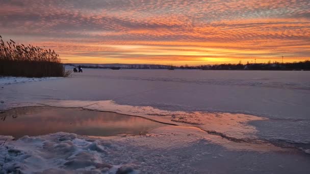 Donmuş Bir Gölette Motosikletle Çekilen Kızak Harika Bir Günbatımı Arka — Stok video
