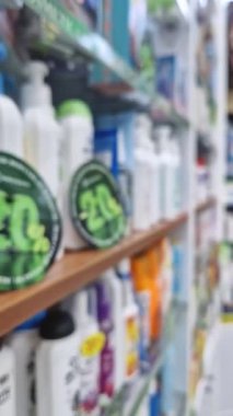Eczanede satışta olan stoklanmış raflarla arka plandaki odak kaybı. Kozmetik ve sağlık ürünlerinde% 20 indirim