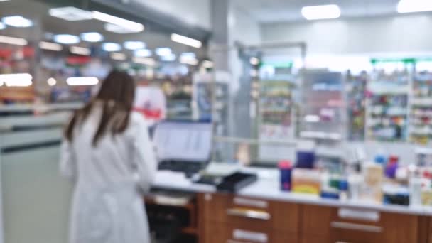 Обезглавленный Вид Аптеки Фармацевтом Работающим Кассе Продавца Перед Компьютером Аптека — стоковое видео