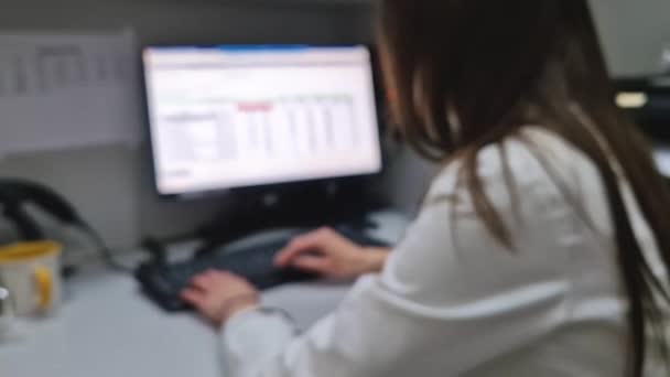 Ofisinde Laboratuarında Bilgisayar Ekranının Önünde Oturan Bir Kadının Bulanık Görüntüsü — Stok video
