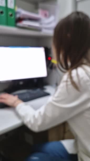 Niewyraźny Widok Kobiety Pracującej Medycynie Siedzącej Przed Ekranem Komputera Swoim — Wideo stockowe