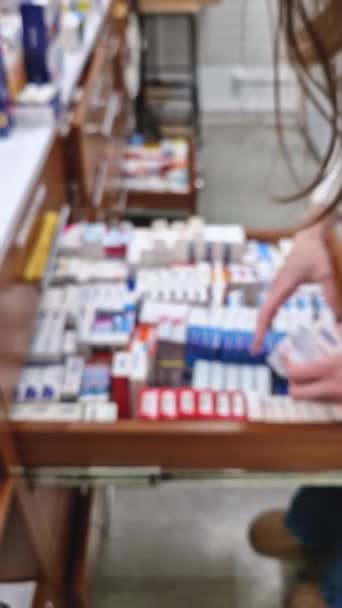 Defocus Pohled Uvnitř Lékárny Lékárnicí Ukládá Lék Zásuvkách Regálech Zdravotnictví — Stock video
