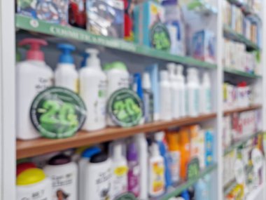 Eczanede satışta olan stoklanmış raflarla arka plandaki odak kaybı. Kozmetik ve sağlık ürünlerinde% 20 indirim