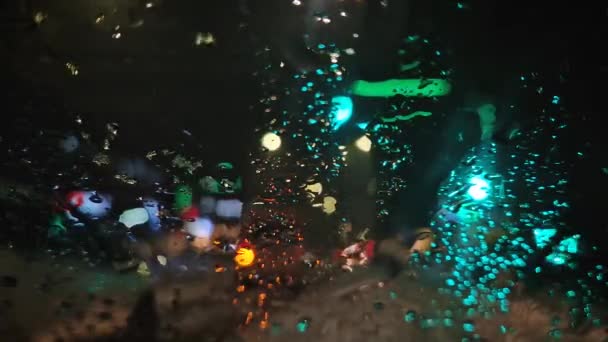 Vinternatt Stadstrafik Scen Som Ses Genom Fordonets Fönster Täckt Med — Stockvideo
