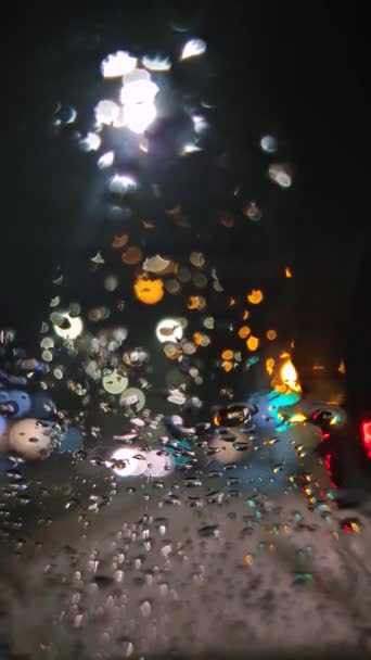 Escena Tráfico Urbano Nocturno Invierno Vista Través Ventana Del Vehículo — Vídeo de stock