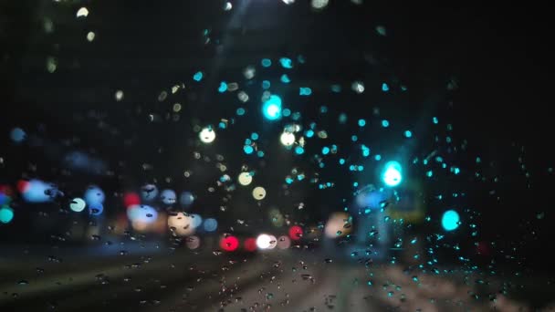 Winternachtsszene Stadtverkehr Aus Der Mit Schneeregen Bedeckten Fahrzeugscheibe Schmelzwasser Tropft — Stockvideo