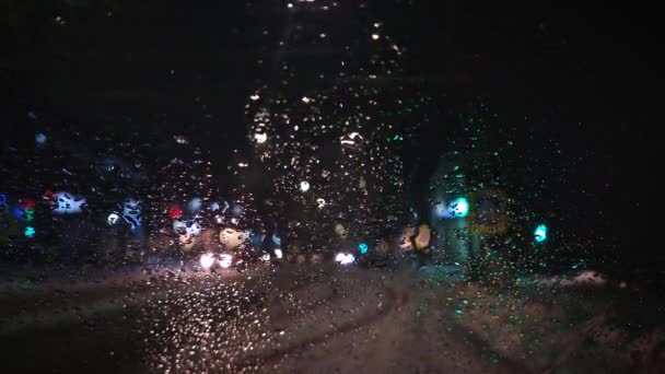 Zimní Noční Městská Dopravní Scéna Jak Vidět Oknem Vozidla Pokrytým — Stock video