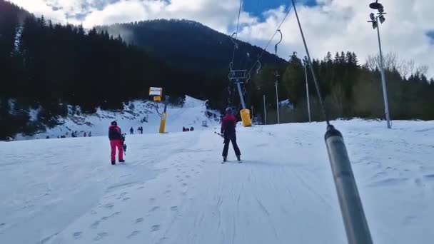 バンスコ ボルガリア 2024年1月29日 バンスコスキーリゾートの雪の斜面を移動するドラッグリフトを使用したアクティブスキーヤーのビュー — ストック動画