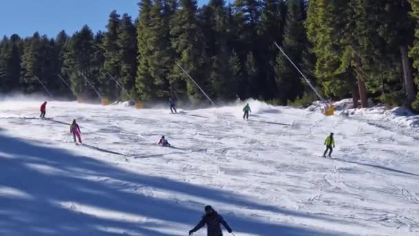 Vintersäsong Bansko Skidort Bulgarien Med Utsikt Över Skidåkarna Kul Sluttningen — Stockvideo