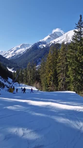 Bulgaristan Bansko Kayak Merkezinde Kış Sezonu Başlıyor Kayakçılar Bayırda Pirin — Stok video