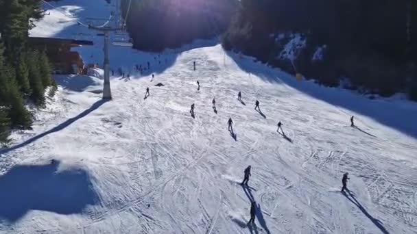 ブルガリアのバンスコスキーリゾートでの冬季 斜面で楽しむスキーヤー 上からの空からの眺め — ストック動画