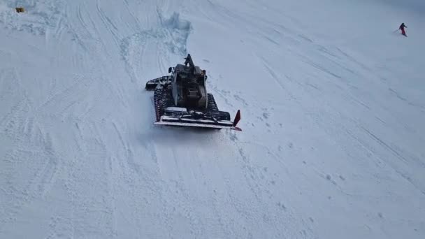 Luftaufnahme Einer Schneekatze Beim Nivellieren Der Schneeverwehungen Auf Den Pisten — Stockvideo