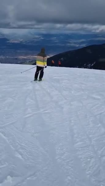 Skidåkning Den Snöiga Sluttningen Kul Bansko Skidort Bulgarien — Stockvideo