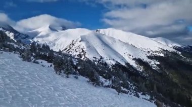 Güzel Pirin dağları karla kaplı. Bulgaristan 'daki Bansko kayak merkezinde kış manzarası