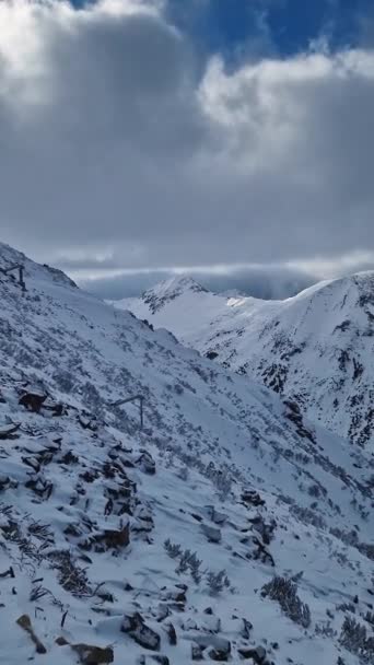 Zimowe Skaliste Szczyty Górskie Pokryte Puszystym Śniegiem Pod Chmurami Burzy — Wideo stockowe