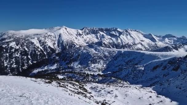 Majestoso Panorama Das Montanhas Balcanas Picos Rochosos Cobertos Neve Bulgária — Vídeo de Stock