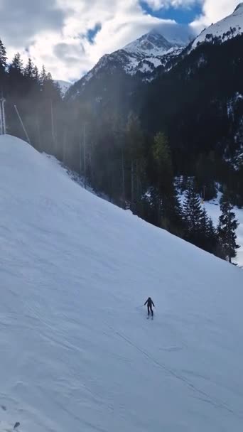 Luftaufnahme Der Schneebedeckten Piste Mit Freeride Skifahrern Die Sich Skigebiet — Stockvideo