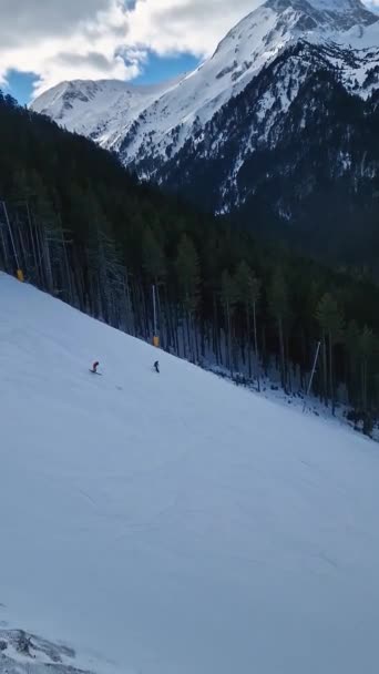 Widok Lotu Ptaka Ośrodek Narciarski Bansko Bułgarii Freeride Narciarzami Snowboardzistą — Wideo stockowe